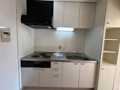 【キッチン】 | サン・ヒル7 | 白を基調としたシステムキッチンです！場所を取るお鍋やお皿もたっぷり収納できてお料理がはかどります☆