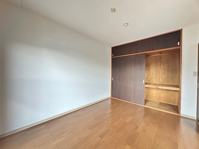 【洋室】 | サン・ヒル7 | 南向き洋室6帖☆バルコニー側からの眺めです！☆荷物をたっぷり収納できてお部屋がすっきり片付きます☆