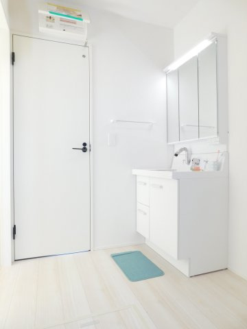 稲沢市祖父江町祖父江江東の新築一戸建の独立洗面台|◇洗面所◇　　三面鏡シャワードレッサー　くもり止めヒーター機能付き