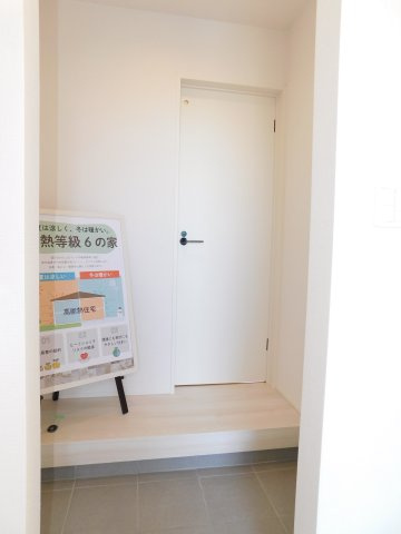 稲沢市祖父江町祖父江江東の新築一戸建の玄関|◇シューズインクローク◇　　広めの土間収納完備♪　洗面脱衣室にもつながっています。