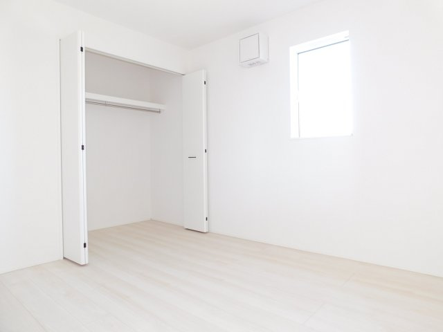 稲沢市祖父江町祖父江江東の新築一戸建の洋室|◇洋室◇　　明るい洋室５．２帖　全居室収納完備♪