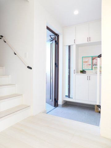 稲沢市祖父江町祖父江江東の新築一戸建の玄関|◇玄関◇　　家族の履物がしっかり収納できます♪　玄関にはベビーカーやアウトドア用品が置けるシューズインクローク完備！　　