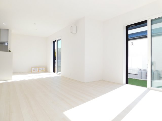 稲沢市祖父江町祖父江江東の新築一戸建の居間・リビング|◇リビング◇　　南面で明るく広いリビング２０．０帖　白を基調にしたおしゃれで快適なリビング♪　