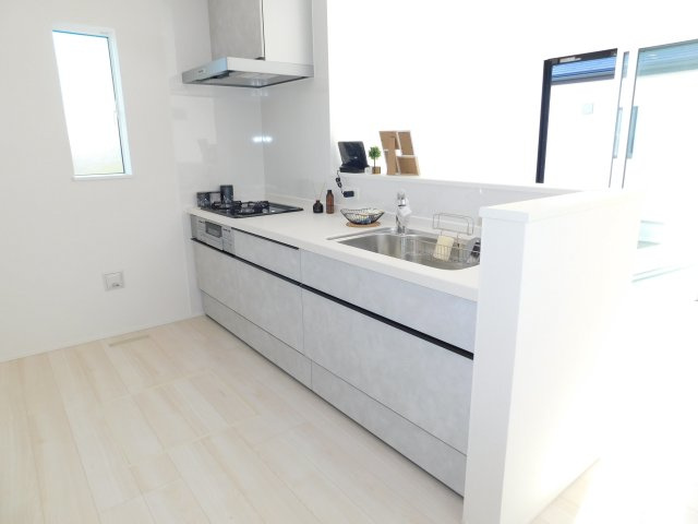 稲沢市祖父江町祖父江江東の新築一戸建のキッチン|◇キッチン◇　　人気の対面式・人造大理石カウンター・浄水機能付水栓・静音仕様シンク・Ｓｉセンサーコンロ（３口）・薄型換気扇・床下収納庫等