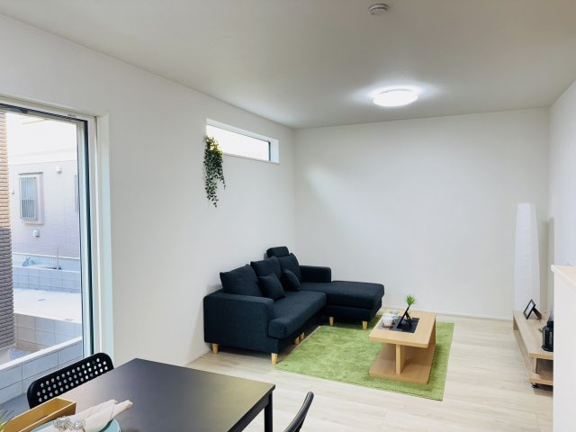 八王子市　大和田町　新築一戸建て　２４ー１期の居間・リビング|～15.3帖の明るいLDKで、家族団欒の時間をお過ごしいただけます～