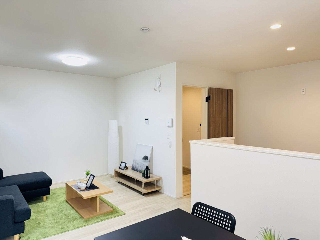 八王子市　大和田町　新築一戸建て　２４ー１期の居間・リビング|～15.3帖の明るいLDKで、家族団欒の時間をお過ごしいただけます～