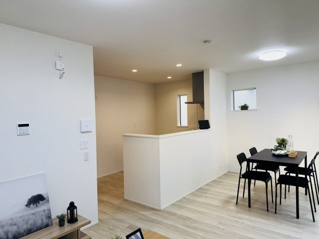 八王子市　大和田町　新築一戸建て　２４ー１期の内装|～15.3帖の明るいLDKで、家族団欒の時間をお過ごしいただけます～