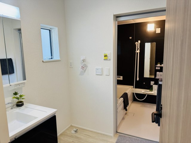 八王子市　大和田町　新築一戸建て　２４ー１期の脱衣所|～窓付きで明るい洗面所　換気もしやすいです～