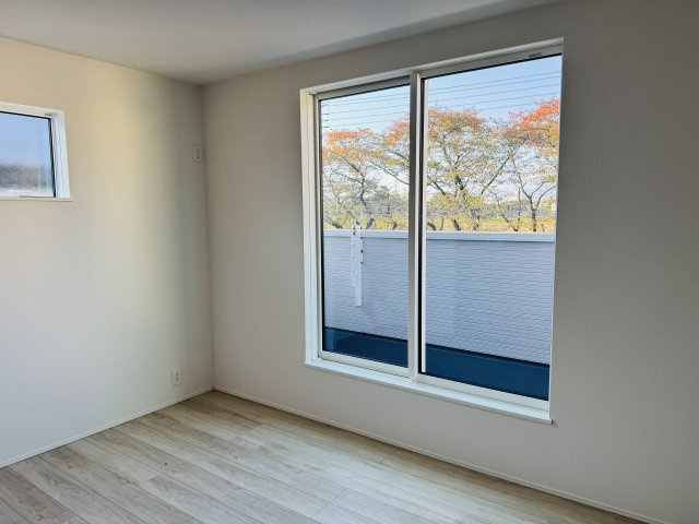 八王子市　大和田町　新築一戸建て　２４ー１期の寝室|～2階バルコニーに面している5.9帖の主寝室です～