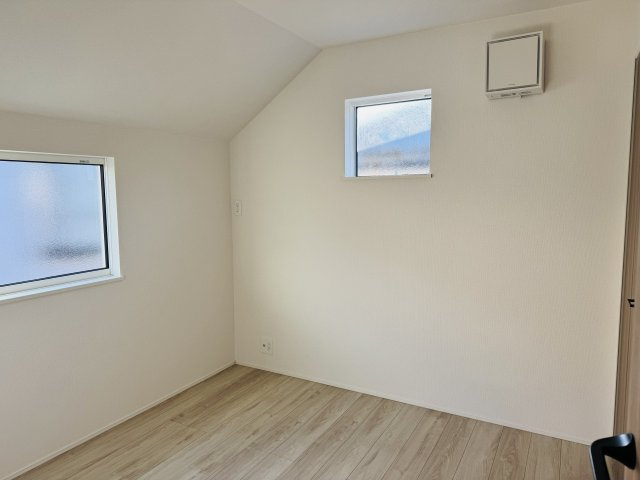 八王子市　大和田町　新築一戸建て　２４ー１期の洋室|～2階4.5帖の洋室　2面採光で明るく風通しの良いお部屋です～