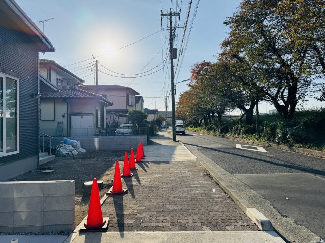 八王子市　大和田町　新築一戸建て　２４ー１期の前面道路含む現地写真|～南西側8ｍ道路に面しています～