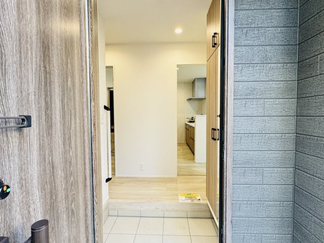 八王子市　大和田町　新築一戸建て　２４ー１期の玄関|～玄関は安心のWロックキーを採用～