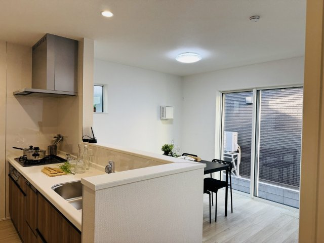 八王子市　大和田町　新築一戸建て　２４ー１期の居間・リビング|～15.3帖の明るいLDKで、家族団欒の時間をお過ごしいただけます～