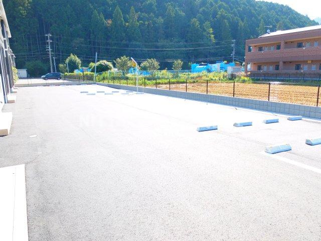 丹波篠山市杉のアパートの駐車場|敷地内に駐車場も完備！