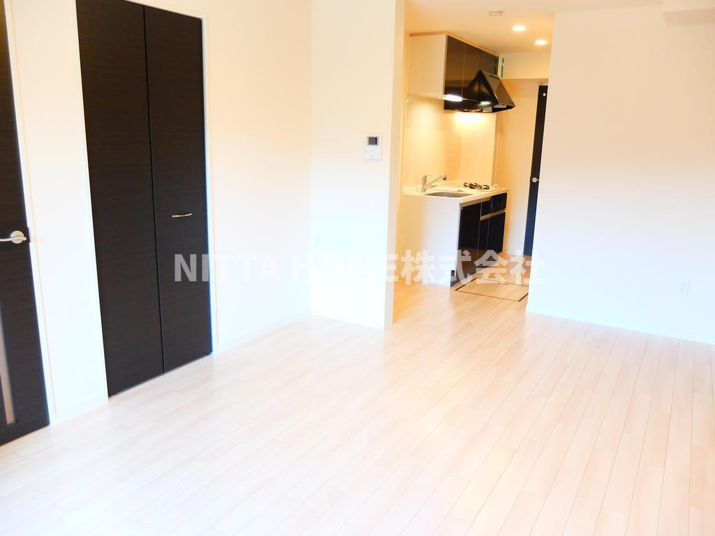 丹波篠山市杉のアパートの居間・リビング|リビング広々洋室のお部屋です♪