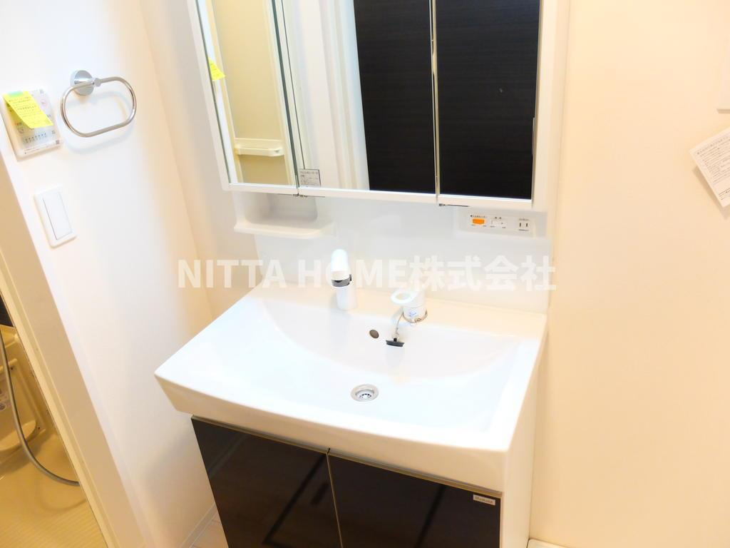 丹波篠山市杉のアパートの洗面所|三面鏡タイプの独立洗面台◇