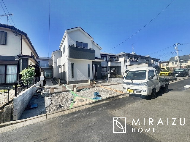 【前面道路含む現地写真】 | 大きな窓が特徴の南向きリビングでは、太陽光も沢山取り込むことが出来てお家の中にいても日光浴が可能ですね、開放的な空間です。インテリア選びも楽しそう、ご家族様で相談しながらインテリア配置も楽しみたいです