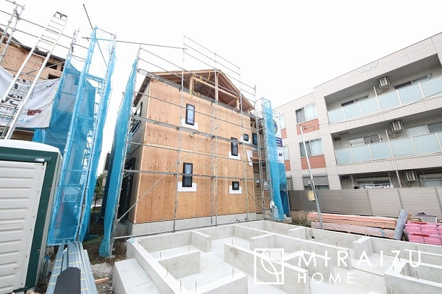 【周辺】 | 洗練されたキッチンでは毎日の家事を少しでも楽に快適に工夫したいですね、大きいシンクではお皿洗いもストレスフリー、3口コンロでは要領よくお料理も可能です。レンジフードもお掃除がしやすい設計が嬉しい。
