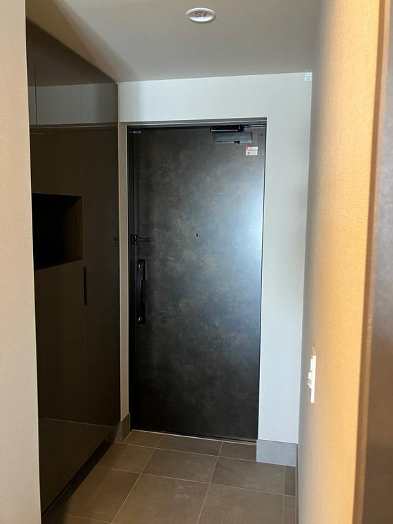 プラウド田無サウスアベニューの玄関