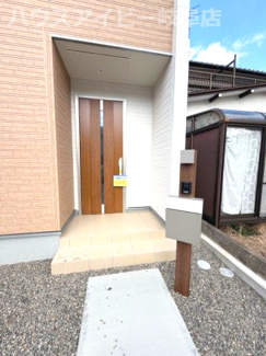 【玄関】 | 岐阜市池ノ上町新築建売限定1邸！最寄りのバス停徒歩1分！小学校まで徒歩10分です♪お車3台可能！ | 岐阜市池ノ上町新築建売限定1邸！最寄りのバス停徒歩1分！小学校まで徒歩10分です♪お車3台可能！