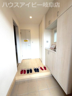 【玄関】 | 岐阜市池ノ上町新築建売限定1邸！最寄りのバス停徒歩1分！小学校まで徒歩10分です♪お車3台可能！ | 岐阜市池ノ上町新築建売限定1邸！最寄りのバス停徒歩1分！小学校まで徒歩10分です♪お車3台可能！