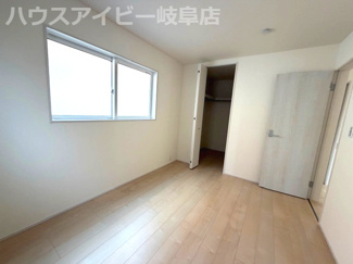 【洋室】 | 岐阜市池ノ上町新築建売限定1邸！最寄りのバス停徒歩1分！小学校まで徒歩10分です♪お車3台可能！ | 岐阜市池ノ上町新築建売限定1邸！最寄りのバス停徒歩1分！小学校まで徒歩10分です♪お車3台可能！