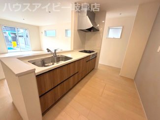 【キッチン】 | 岐阜市池ノ上町新築建売限定1邸！最寄りのバス停徒歩1分！小学校まで徒歩10分です♪お車3台可能！ | 岐阜市池ノ上町新築建売限定1邸！最寄りのバス停徒歩1分！小学校まで徒歩10分です♪お車3台可能！