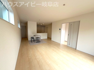 【居間・リビング】 | 岐阜市池ノ上町新築建売限定1邸！最寄りのバス停徒歩1分！小学校まで徒歩10分です♪お車3台可能！ | 岐阜市池ノ上町新築建売限定1邸！最寄りのバス停徒歩1分！小学校まで徒歩10分です♪お車3台可能！