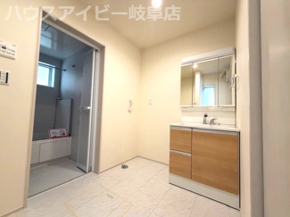 【独立洗面台】 | 岐阜市池ノ上町新築建売限定1邸！最寄りのバス停徒歩1分！小学校まで徒歩10分です♪お車3台可能！ | 岐阜市池ノ上町新築建売限定1邸！最寄りのバス停徒歩1分！小学校まで徒歩10分です♪お車3台可能！