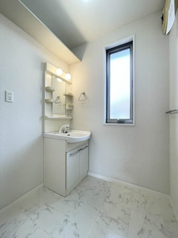 ツバサハイツ Aの洗面所|シャワー付き洗面台　室内洗濯機置き場