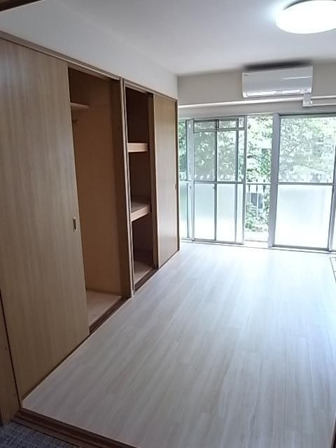 秀和桜丘レジデンスの居間・リビング