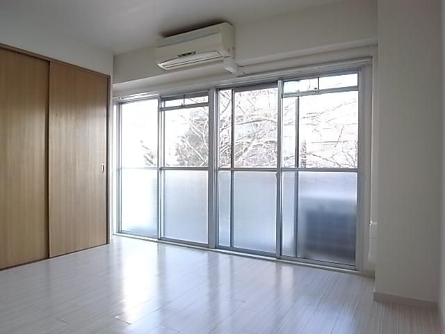 秀和桜丘レジデンスの居間・リビング|LINEでのお問い合わせもお待ちしております♪