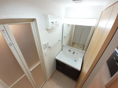 【洗面所】 | アンドーバーテラス識名 | 明るい洗面所です