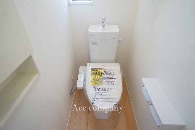 【内観：施工例】 | 八尾市山本町北7丁目　【1号棟/全2棟】 | 【同社による同仕様の施工例】トイレは1階と2階の各階に完備♪ともに同仕様のシャワートイレです☆