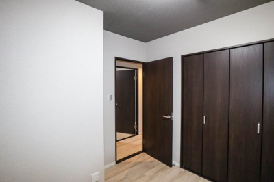 【洋室】 | メロディーハイム八戸ノ里 | 洋室４．３帖　クローゼットが2つあります