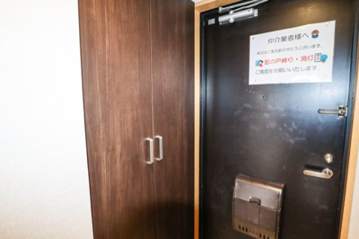 【玄関】 | メロディーハイム八戸ノ里 | 玄関部分　シューズ用クローゼットがあります