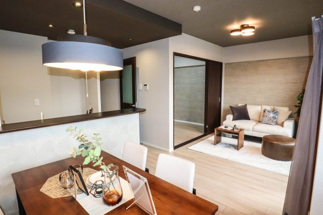 【居間・リビング】 | メロディーハイム八戸ノ里 | 間口が広くゆったりとしたLDK１３．７帖