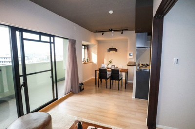 【居間・リビング】 | メロディーハイム八戸ノ里 | リノベーション済のお部屋です。