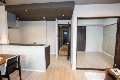 【居間・リビング】 | メロディーハイム八戸ノ里 | LDK１３．７帖＋洋室４．５帖で広々とお使いいただけます