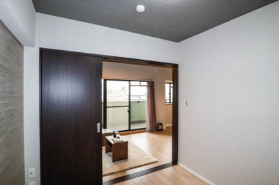 【洋室】 | メロディーハイム八戸ノ里 | リビング横の洋室４．５帖は引き戸でつながっています