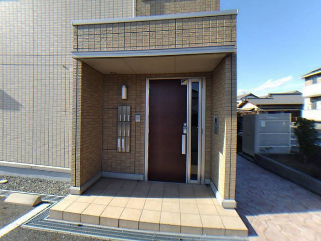 ウエスト フィールド　D棟のエントランス