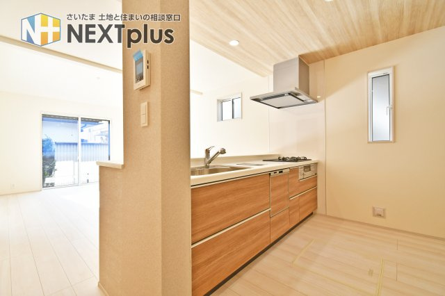 蓮田市西新宿3丁目　全1棟のキッチン|キッチンは奥行きも横幅もゆったりで、2人並んでも動きやすい広さ。対面カウンターで家族と会話しながら調理でき、配膳もスムーズ。食洗機で後片付けまで時短、忙しい共働きに刺さる仕様です。