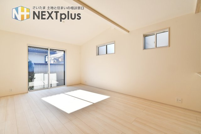 蓮田市西新宿3丁目　全1棟の居間・リビング|LDK17.35帖：リビングは窓が多く部屋の隅々まで陽が射し込みます！暖かくこもった空気は上にたまりやすいので、窓を開け換気する事で、快適なお部屋の空気を維持する事ができます。