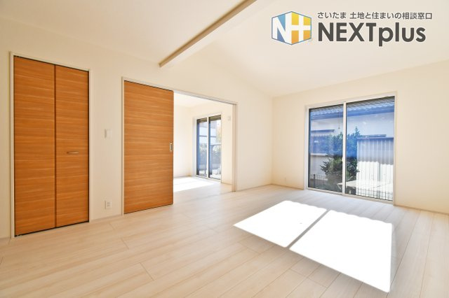 蓮田市西新宿3丁目　全1棟の居間・リビング|LDK17.35帖：ダイニングテーブルはもちろん、ソファーやテレビを置いても余裕があります！家族全員でくつろいだり、親族や友人を招いてホームパーティーをしても楽しそうですね！