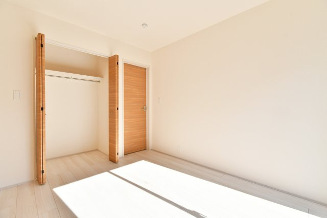 蓮田市西新宿3丁目　全1棟の洋室|洋室①5.25帖：クローゼットは各部屋に備わっておりますので、家族それぞれで洋服収納をすることも可能です。また、上下セパレートになっているため衣替えもしやすく、ハンガーパイプで家事時短にも◎！