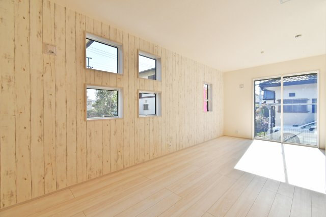 蓮田市西新宿3丁目　全1棟の洋室|10.26帖の大きな洋室は、子どもの遊び場・室内干し・趣味スペースまで“全部置ける”余裕が魅力。まずは広く使い、必要になったら2室に分けられるので、住み替えずに暮らしを更新できます。