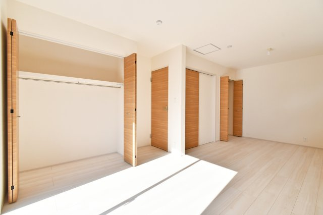 蓮田市西新宿3丁目　全1棟の洋室|洋室②10.26帖：ライフスタイルや家族構成の変化に応じて、5.25帖と5.01帖にお部屋をセパレートすることが出来ます。どちらにもクローゼットが付くようになっておりますので、セパレート後も安心！