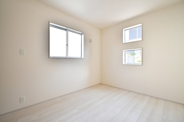 蓮田市西新宿3丁目　全1棟の洋室|東向きの洋室5.25帖は、朝日で気持ちよく起きられる主寝室候補。ダブルベッドも置ける広さで、壁面が取りやすいのでベッド＋サイドテーブルの配置もスムーズ。クローゼット付きで寝室が散らかりにくいです。