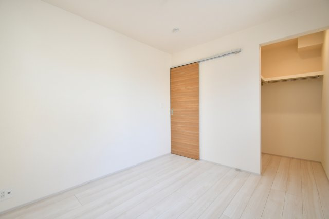 蓮田市西新宿3丁目　全1棟の洋室|洋室③5.25帖：ウォークインクローゼットにはハンガーパイプが両面にあるため収納力もGOODです！上の段には季節物などを収納することで、空間を上手に活用することが出来ます！