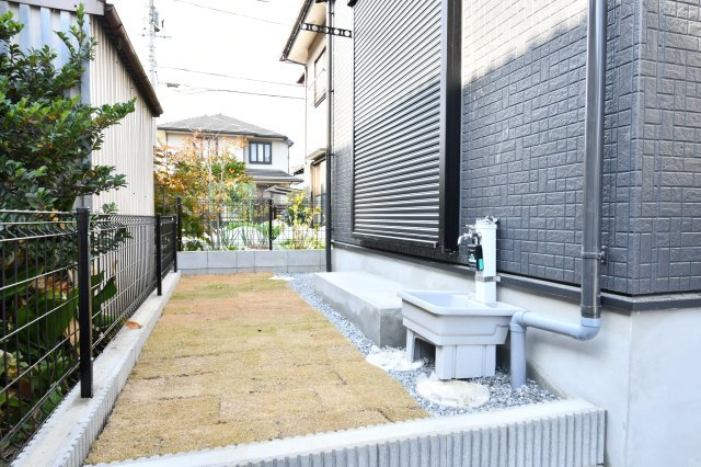 蓮田市西新宿3丁目　全1棟の庭|難しいイメージの住宅ローンは経験スタッフが丁寧にお手伝いしますのでご安心下さい。「家を買って終わり」ではなく、「買ってからがスタート」と考え、一人ひとりにあった資金計画やプランをご提案致します！